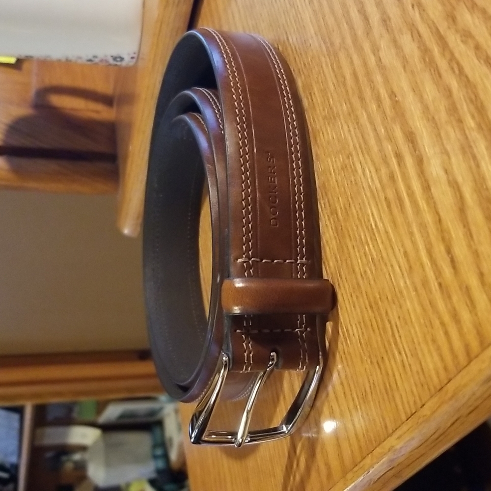 Dockers brown leather belt size 40 NWOT, unisex